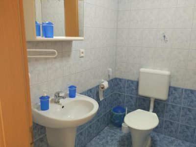 Pětilůžkový pokoj koupelna